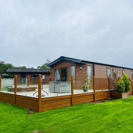 Meadows Lodge With Hot Tub Malton Exterior photo