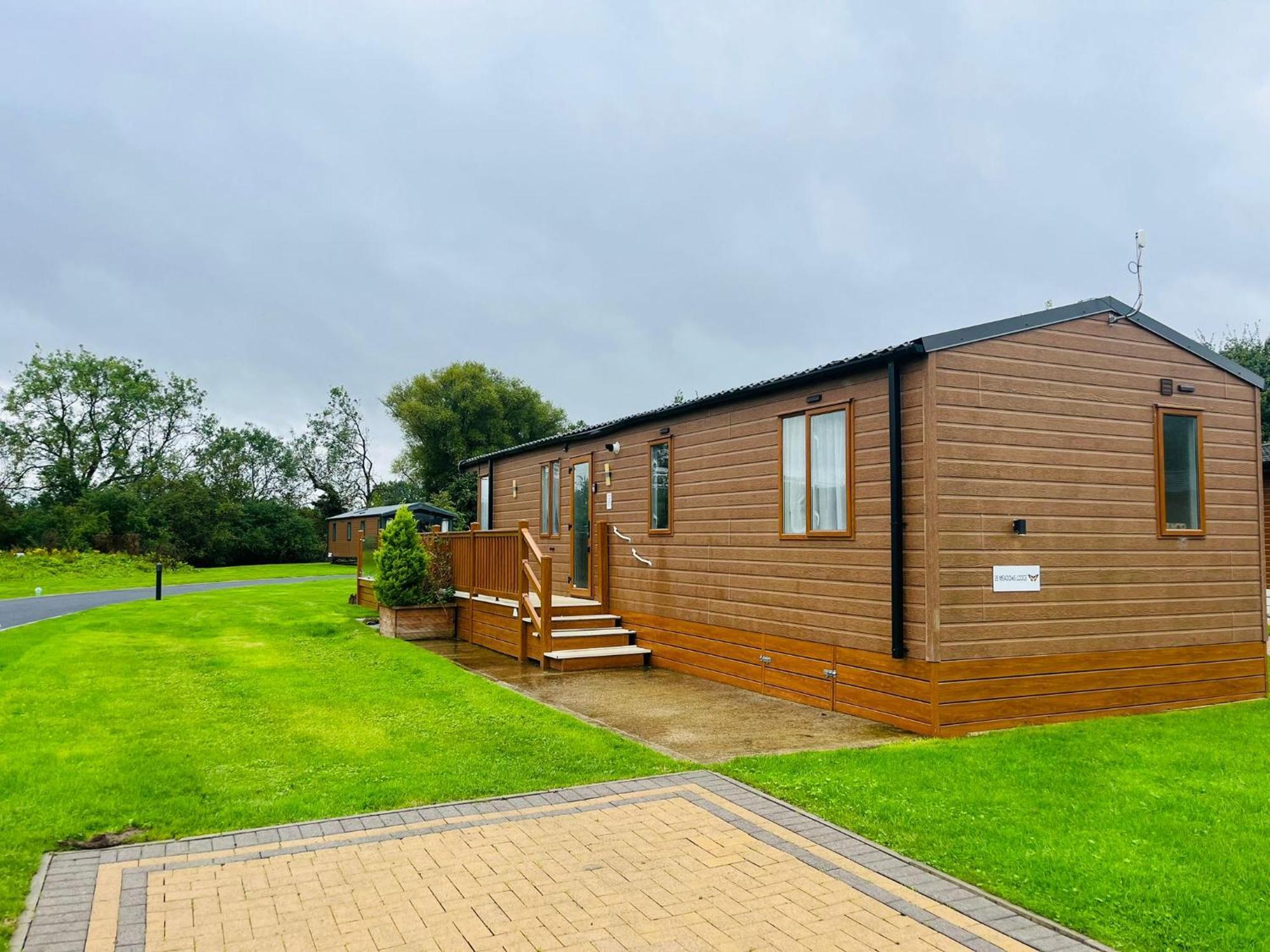 Meadows Lodge With Hot Tub Malton Exterior photo